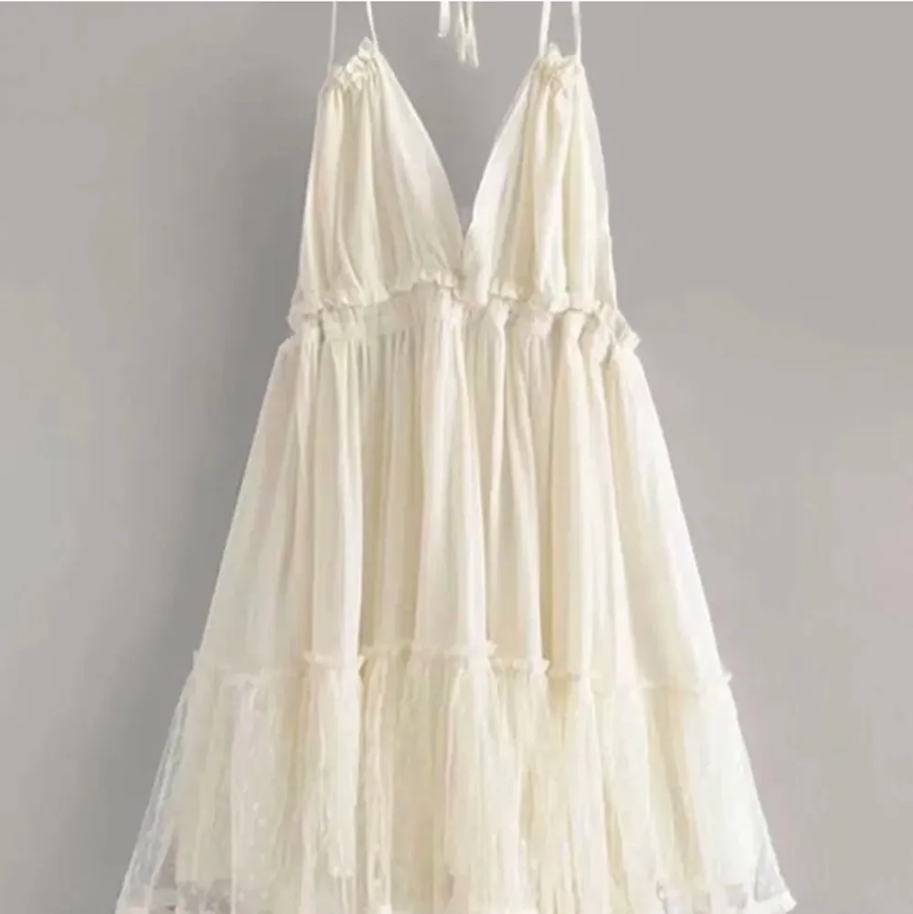 Tryck inte på köp direkt! (lånade bilder). Säljer denna super söta klänningen i storlek S som använts 2 gånger under sommaren. Mitt pris är 150 kr. Köparen står för frakt.❤️‍🔥. Klänningar.