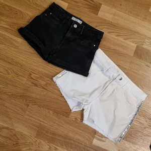 Shorts  - 2 par jeans shorts  En vit och en svart  Storlek: 158/164cm 