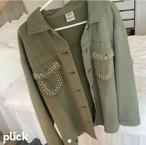 Tatch - Säljer denna jacka från tatch. Endast använd  runt 2 gånger då den var för stor för mig tyvärr. Den har nitar på bröstfickorna och nypris är ca 1200kr, pris kan diskuteras! 👍🏼 En lite oversize jacka😊Lånad bild! 