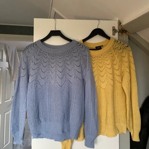 Stickade tröjor  - Två stickade tröjor från Kappahl. Knappt använda❤️den gula är i storlek s och den blåa är i storlek xs. Köp båda för 90kr +frakt(66kr)💕