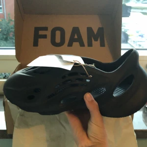 Yezzy foam rnr onyx - Yezzy foam rnr svarta helt nya storlek 39 men små i storleken 