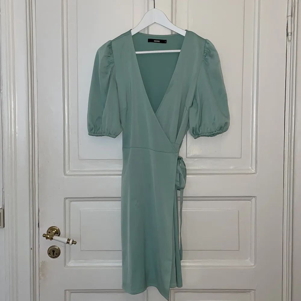 Köpte denna klänning till midsommar 2018 och har bara använt den en gång. Klänningen har en ljusgrön/mint färg och är i satin liknande material. Jättefin och bekväm klänning men inte min stil längre 💚🤍. Klänningar.