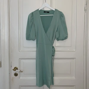Ljusgrön klänning från BikBok - Köpte denna klänning till midsommar 2018 och har bara använt den en gång. Klänningen har en ljusgrön/mint färg och är i satin liknande material. Jättefin och bekväm klänning men inte min stil längre 💚🤍