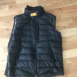 Parajumpers väst - Pjs väst. Änvänd ca 2 månader. Bra skick har dok ett litet hål på den men de syns inte så mycket. Storlek S