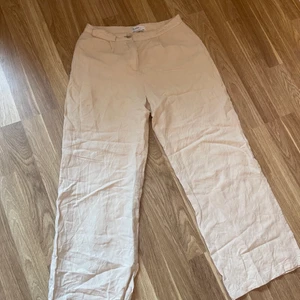 Linnebyxor bershka, storlek 38 - Jättefina linnebyxor från bershka, säljer då jag inte använder dem. Inga skador eller slitage, säljer för 200+ frakt. 🥰🥰🥰