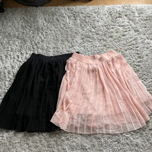 Plisserade kjolar - Svarta är strl M o den rosa är strl S. 50 kr st eller båda för 80 kr.
