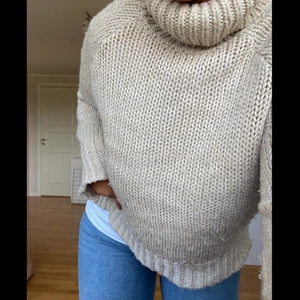 Beige stickad tröja - Beige stickad turtelneck tröja från H&M med slits på vardera sida vid höften. Inte stickig alls och inga skakdor men lite nopprig💓 Kontakta mig vid instresse!💓💓