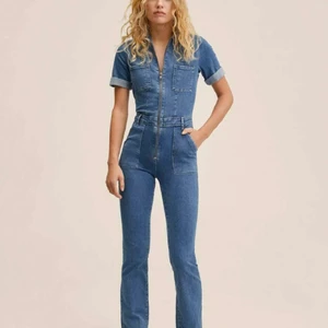 Denim suit S - Säljer denna JÄTTENAJS denim suiten från Mango! Helt oanvänd bara testad, jag är tyvärr för lång för den (jag är 175 cm)💕 den sitter helt perfekt på kroppen bortse från att den är för kort på mig:(( Storlek S