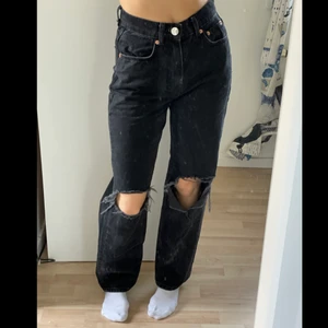 Svarta jeans  - Svarta jeans från Gina. Fortfarande i bra skick och sitter som en smäck :)