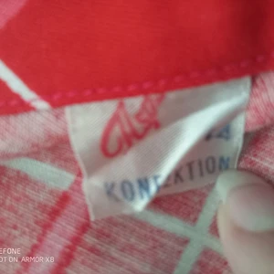 Asps Konfektion. - Strl.44, röd klänning med vita och rosa ränder. Vita knappar och två stora fickor på vardera sida. Inga tydliga tecken på slitage. Vet ej årsmodell. Kan mötas upp i Skåne eller så skickas paketet med spårbarfrakt.