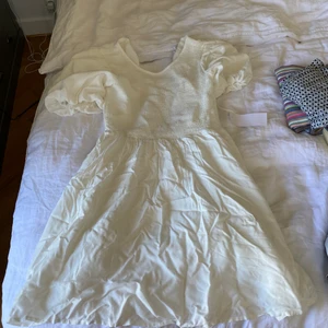 Vit sommarklänning - Säljer denna vita klänning som jag köpte på Bubbleroom. Aldrig använd, lappen sitter kvar. Säljer pga att den inte passade mig.