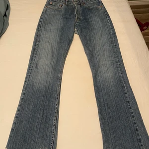lågmidjade levi’s jeans - supersnygga lågmidjade jeans från levis, använda men fortfarande i bra skick 😊 på jeansen står det storlek 30/34 men de passar mig som är 160cm.  tryck inte på köp nu utan skriv till mig först 😎