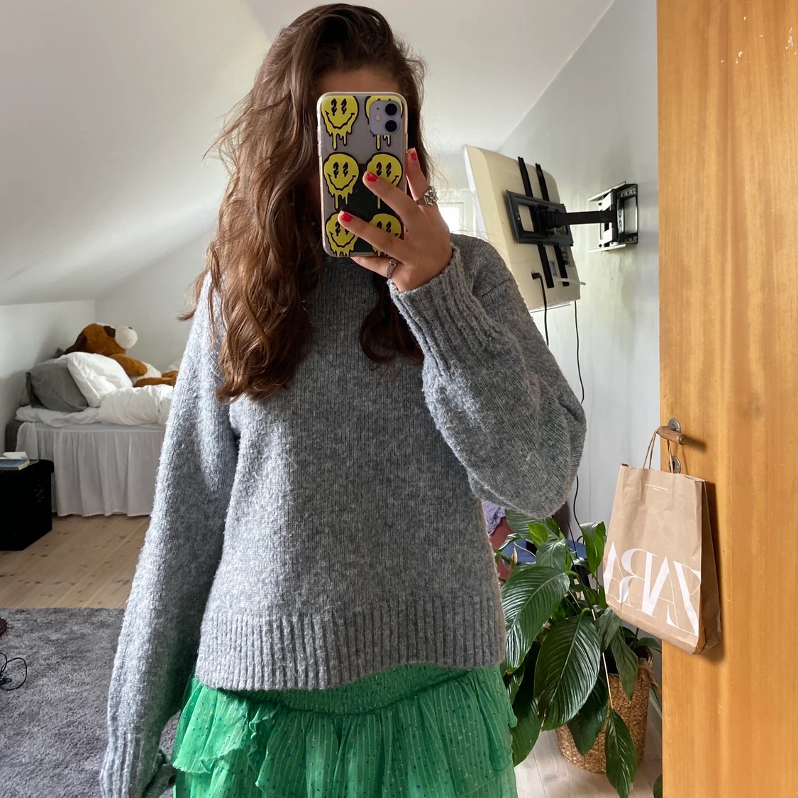 Grå stickad tröja med liten slits