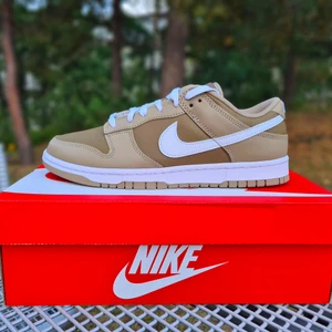 Nike Dunk low "Judge Grey" - Säljer helt nya, otestade, Nike dunk low judge grey/mocha köpta från footlocker. Har storlek 42 och alla original saker medföljer. Skriv ifall ni har frågor 😁