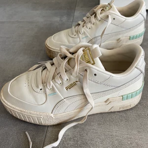 Puma Skor - Säljer mina Puma sneakers. Jättefint skicka då dem är sparsamt använda! Benvita med lite mintblå och guldiga detaljer. Storlek 38. Pris kan diskuteras🌸