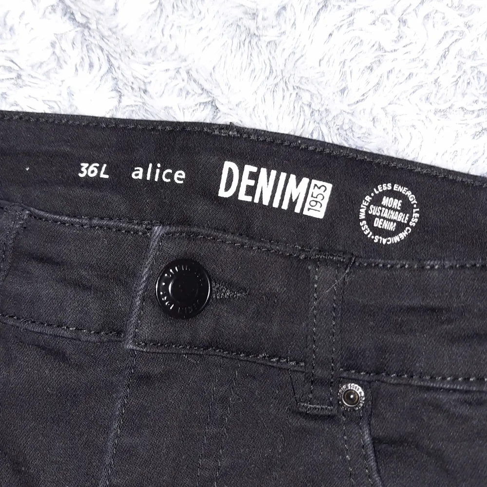 Svarta denim jeans modell alice (straight) ej upprullade som på bilden, köptes för 499:- ( Frakt ingår ej) . Jeans & Byxor.