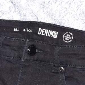 Svarta denim jeans modell alice (straight) ej upprullade som på bilden, köptes för 499:- ( Frakt ingår ej) 