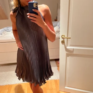 Klänning  - Säljer denna plisserade klänningen från fröken fin. Köpt second hand och aldrig använd. Fint skick! Jag är 173💗 köparen står för frakten.