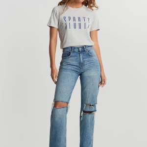 jeans - (lånad bild) säljer ett par ’90s high waist jeans’ från gina tricot i storlek 34! nypris 499kr men jag säljer för 300kr + frakt 66kr (spårbar frakt) = totalt 366kr 🤍 kan skicka bilder om så önskas! 