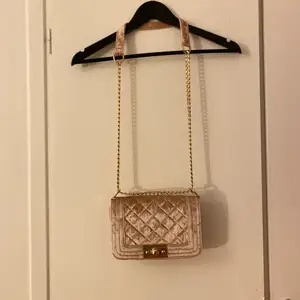 Rosa velvet handväska från Gina tricot