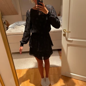 Volang klänning - Cool volangklänning med glitterdetaljer. Fint skick! Köparen står för frakten💗 jag är 173