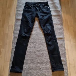 Nudie, svarta jeans - Nudie, svarta smala jeans i fint skick. 