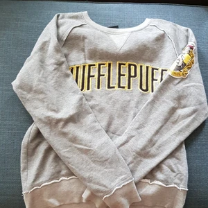 Hufflepuff crewneck - En hufflepuff ctewneck köpt på warner brows studio i London💞