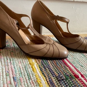 Vintage/retro skor - Ett par väldigt fina Mary Janes liknande klackar i bra skick, har själv aldrig använt dem, men använda av tidigare ägare. Har små defekter men inte mer än vad som förväntas av ett par äldre skor. 