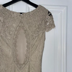 Svetsklänning - Säljer denna vackra klänning med spets och fina detaljer. Kommer från Italien och vid ett tillfälle  