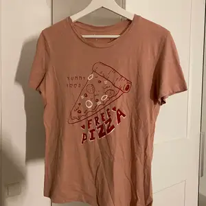 Säljer denna t-shirt med pizza tryck ifrån pull & bear