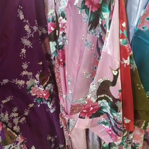 Morgonrock olika färger med blommor och fåglar  - Morgonrock med asiatisk stil. Olika färger finns