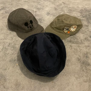 Keps och dinosaurier kläder  - 2 kepsar  1 solhatt  2 Bodies  1 tröja 