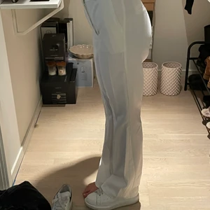 Vita kostymbyxor  - Vita långa kostymbyxor från bikbok, storlek 36, säljer för att jag inte tycker de sitter tillräckligt bra på mig, jag är 165cm lång ❤️ köparen står för frakt 