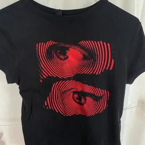 Baby t-shirt med tryck - Baby t-shirt med tryck från h&m, använd fåtal gånger och har inga defekter 🤍