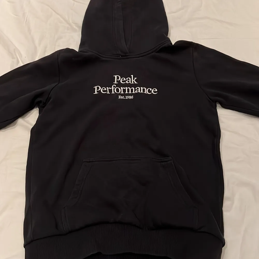 Säljer en svart PeakPerformance hoodie som Är storlek 160   Lite använd men nästan osynligt. Hoodies.