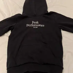 Säljer en svart PeakPerformance hoodie som Är storlek 160   Lite använd men nästan osynligt