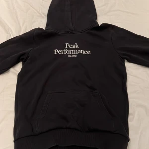 Svart PeakPerformance hoodie - Säljer en svart PeakPerformance hoodie som Är storlek 160   Lite använd men nästan osynligt