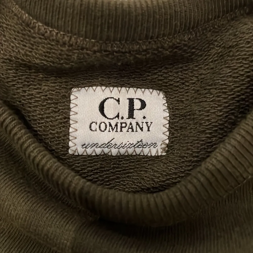 Säljer min gröna C.P company tröja  Tröjor har knappt använts och ser ny ut  Ny pris: 1100kr - 1500kr Stryker självklart ströjan innan köp. Tröjor & Koftor.