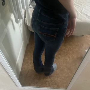 Jeans  - Säljer dessa lågmidjade bootcut jeans ifrån abercombre & fitch i storlek 24/31 då de sitter för tajt främst vid mina lår och ej är så stretchiga. Passar någon som är runt 160-165cm lång💓