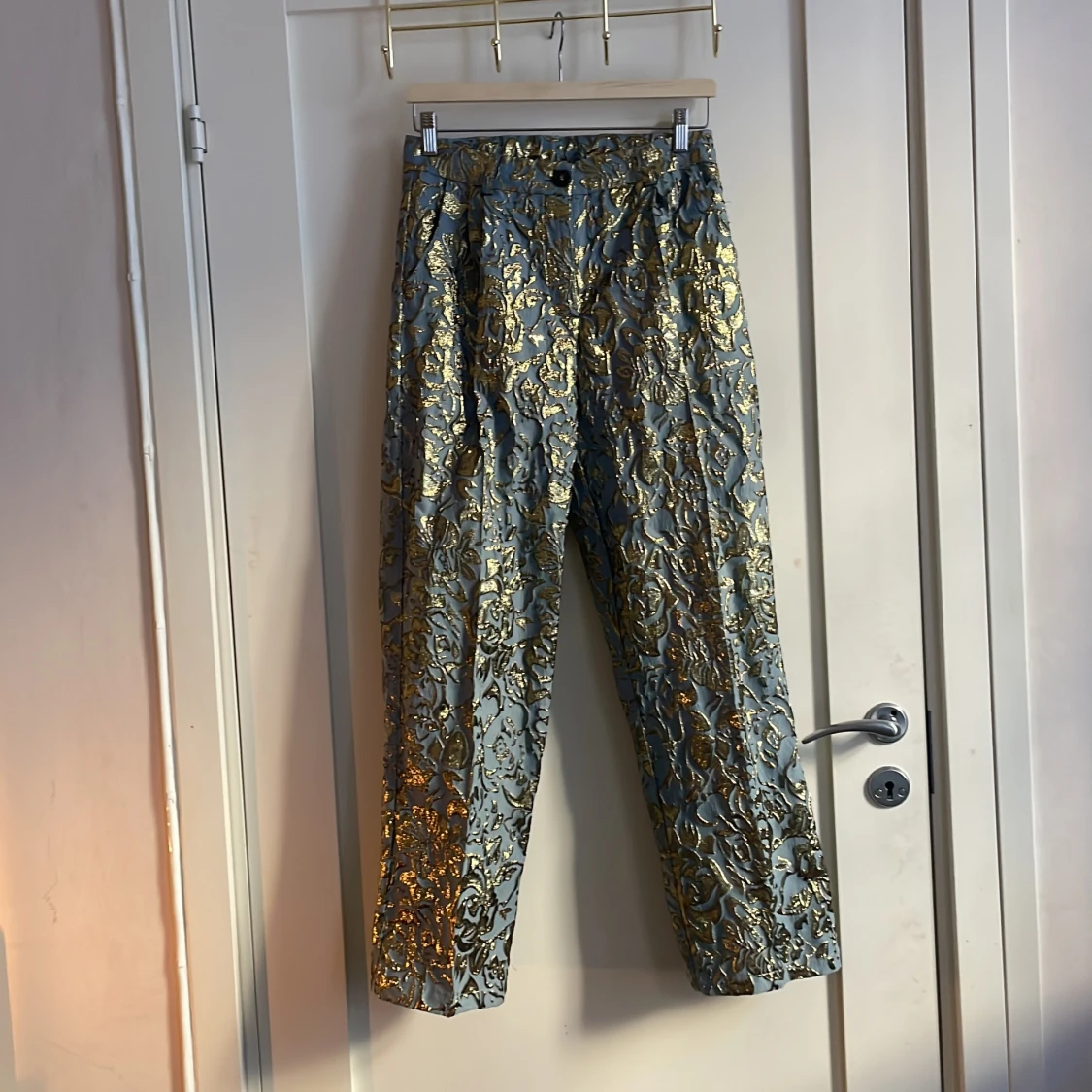 Unik, guldig & grå kostym från Dusty Daze - 91