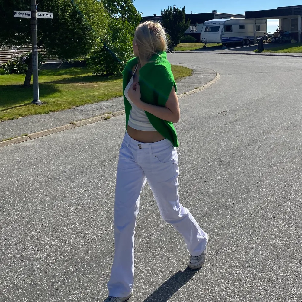 Säljer dessa vita Low waist jeansen från vero Moda, då dom tyvärr inte kommer till användning. Dom är storlek w29/L32, byxorna är även i väldigt bra skick, skriv privat för frågor och funderingar🥰. Farkut & Housut.