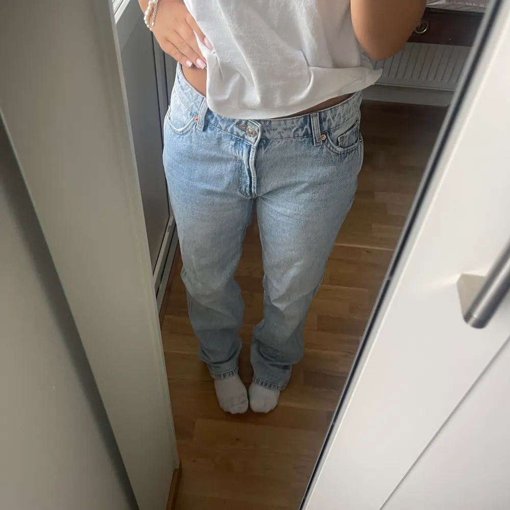 Supersnygga low waist jeans köpta från newyorker. Dom är i storlek M men passar mig som vanligtvis har S/36 också!! 200kr plus frakt 💗. Jeans & Byxor.