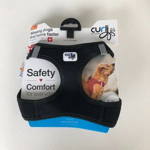 Hundsele - 🐕Säljer en svart hundsele (Clasp step in sele) från märket ’Curli’🐕. Säljs i butiken Dogman för över 300 kr. Selen har många bra recensioner och märket är mycket omtyckt✨! Kan även mötas upp i Helsingborg📍!