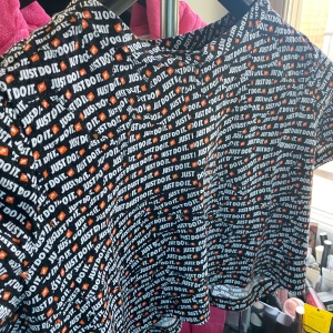 Nike tshirt - Croppad T-shirt från nike