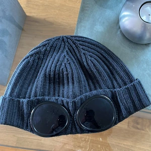 Cp company mössa - Tja säljer nu min cp mösa då den inte används så mycket den är i bra skick. köpt på nk i Stockholm   Trades är intressant  