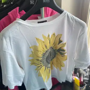 Vit croppad oversize T-shirt med solros på