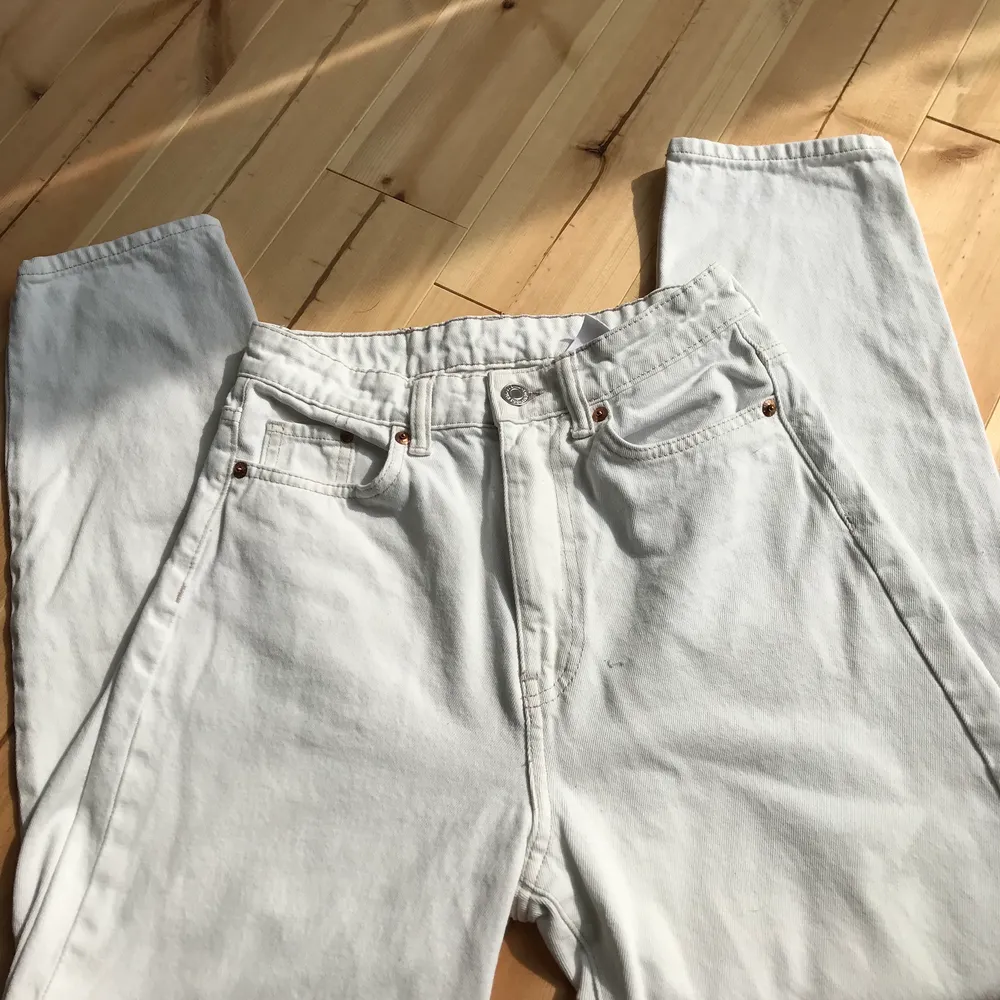 Jag skulle säga nyskick, hann knappt använda dessa byxor då jag det inte tog lång tid innan dem blev för korta. inga fläckar, high waisted. Jeans & Byxor.