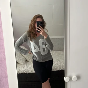 Gina Tricot | Tröja med paljetter - Passform: Over-sized. Detaljer: Nummer 84 sydd med vita paljetter. Skick: Bra.