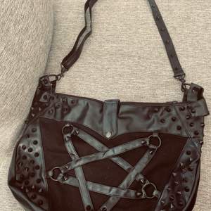 goth bag used twice has the zipper on the back in bad condition but the rest is in perfect condition 300 kr + 63 kr shipping or pick up in Uppsala🌙♥️