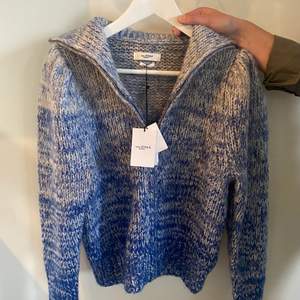 Säljer en ur snygg splitter ny tröja/kofta från Isabel Marant. Den är super skönt och varm nu inför hösten. Str 36/S i blåa nyanser💙